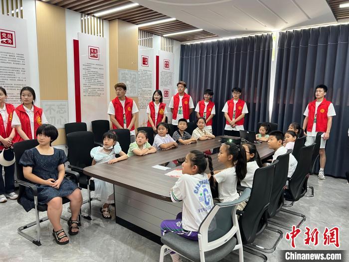 在棗莊高新區(qū)，來自高校的志愿者們?yōu)楹⒆觽冎v課。　劉雅麗 攝