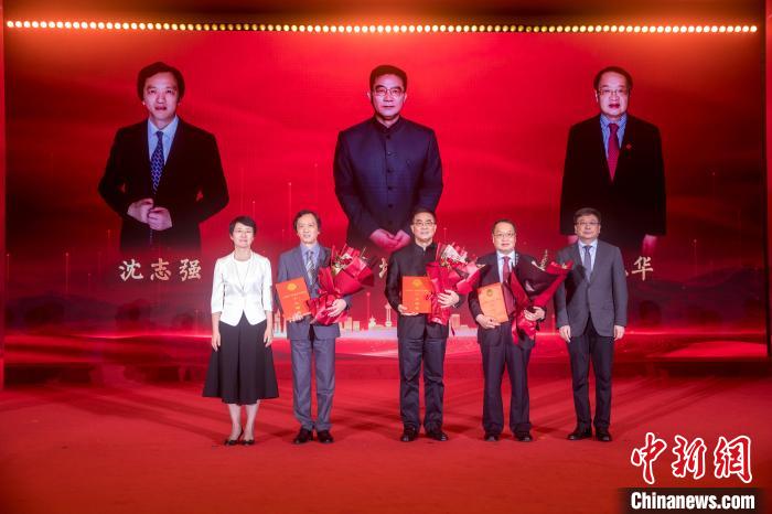 第一屆上海統(tǒng)一戰(zhàn)線崗位建功十大楷模授證儀式。　上海市委統(tǒng)戰(zhàn)部供圖