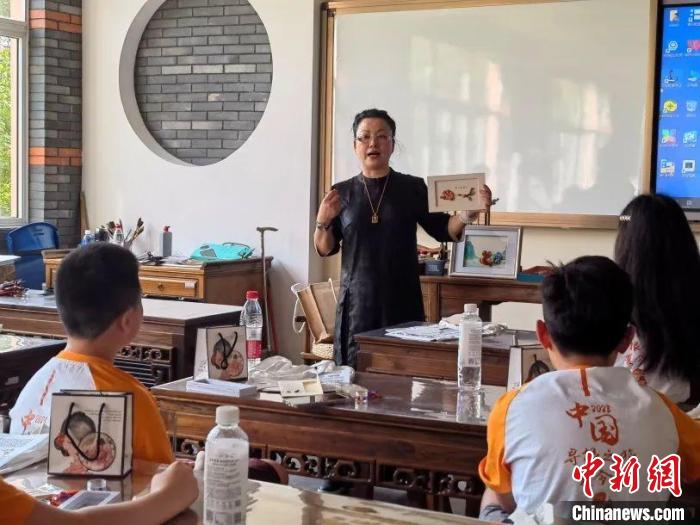 美國華裔少年在滬領(lǐng)略非遺盤扣之美，尋訪“半馬蘇河”