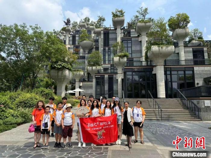 華裔少年與天安千樹合影?！∩虾Ｊ袃S聯(lián)供圖