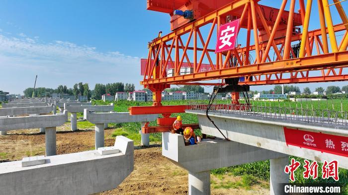 長25米重80噸的箱梁平穩(wěn)、精準(zhǔn)地落在S314分離式立交橋25號和26號墩上?！⒂癫?攝