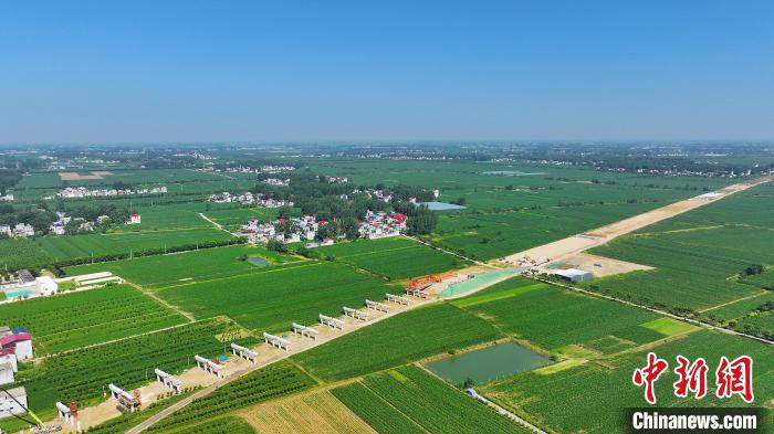 航拍合(肥)周(口)高速潁臨段8標(biāo)架梁施工現(xiàn)場?！⒂癫?攝