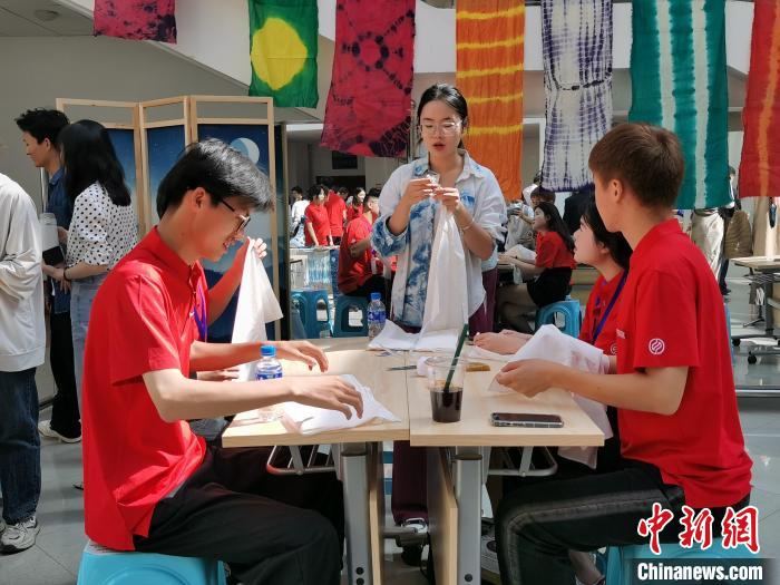 圖為營(yíng)員體驗(yàn)云南非遺文化。　胡遠(yuǎn)航 攝