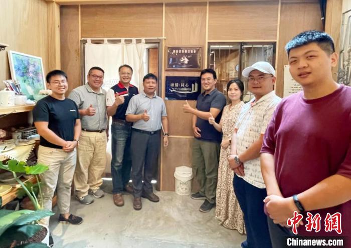 “融情·同心”寧臺(tái)建筑師驛站(臺(tái)中)“云揭牌”儀式在寧德市、臺(tái)灣臺(tái)中市同步舉行，圖為合影留念?！×置项R 攝