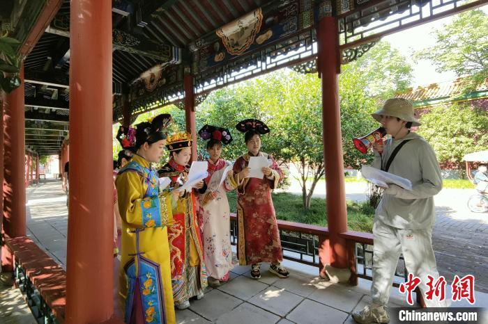 臺青圍讀劇本?！⊥鯙t 攝