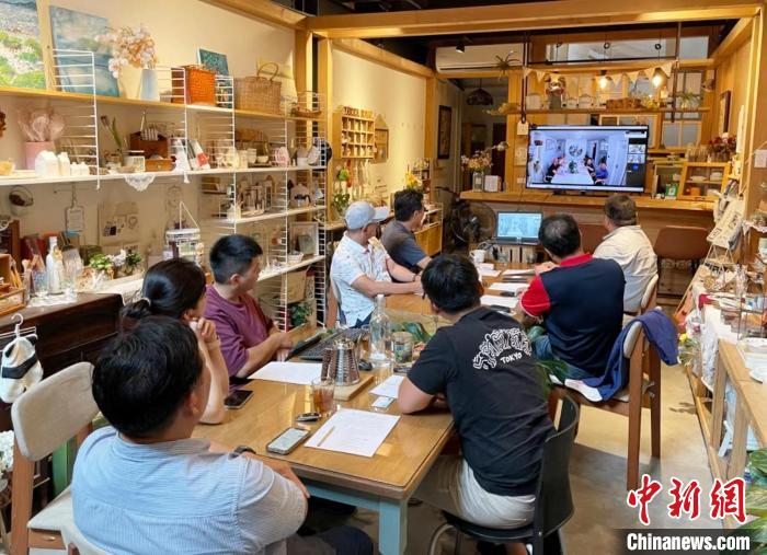 “融情·同心”寧(德)臺(灣)建筑師驛站(臺中)“云揭牌”儀式在寧德市、臺灣臺中市同步舉行。　林孟頡 攝