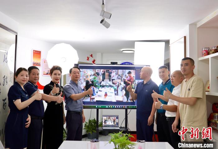 “融情·同心”寧臺建筑師驛站(臺中)“云揭牌”儀式在寧德市、臺灣臺中市同步舉行，圖為合影留念。　呂若萱 攝