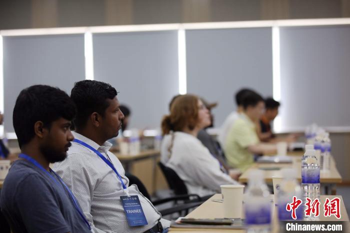 本次培訓(xùn)會(huì)吸引了來(lái)自22個(gè)國(guó)家和地區(qū)的60名學(xué)員參加?！〔虂喨?攝