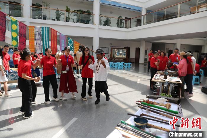 圖為營員體驗云南非遺文化?！≡颇鲜∨_聯(lián)供圖