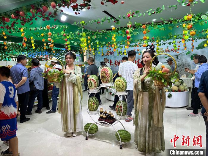 圖為瓜州縣第九屆蜜瓜枸杞展銷會(huì)南岔鎮(zhèn)展區(qū)?！?劉瀟 攝