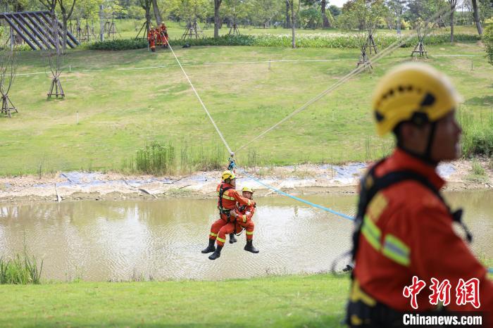 消防員模擬人員被困孤島中，開展救援訓(xùn)練。　李袁輝 攝