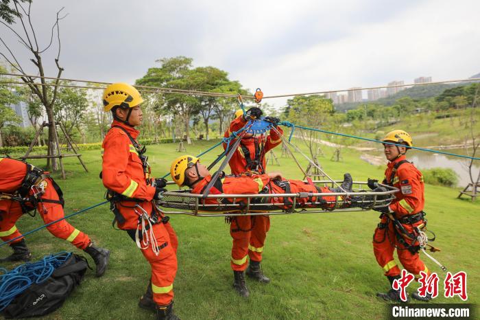 成功將“被困人員”救出?！±钤x 攝