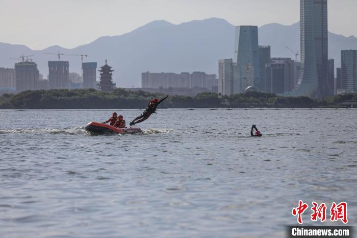 消防員在水上開展“活餌救援”訓(xùn)練?！±钤x 攝