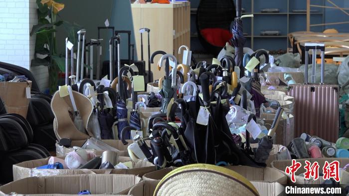 上海虹橋火車站遺失物爆滿3個(gè)倉(cāng)庫(kù)?！】涤裾?攝