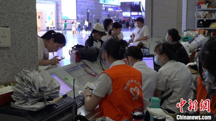 上海虹橋火車站失物招領(lǐng)處?！】涤裾?攝