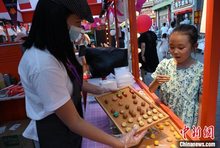 內(nèi)蒙古呼和浩特市，小朋友品嘗泰國露楚。　劉文華 攝