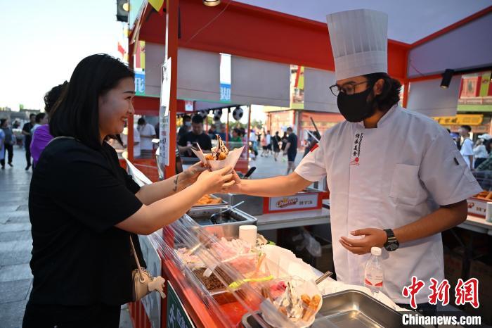 內(nèi)蒙古呼和浩特市，游客品嘗西班牙拉丁果。　劉文華 攝