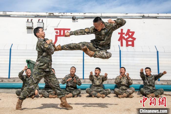 武警官兵在進行擒敵對抗訓練?！×撼薪?攝