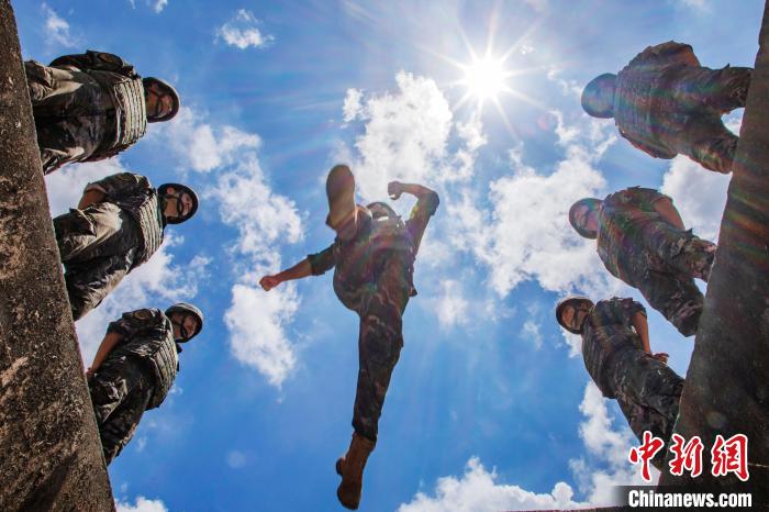 武警官兵在進行跨越壕溝障礙訓練?！∮嗪Ｑ?攝