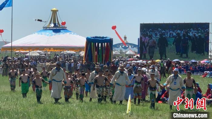 圖為開幕式上的小搏克手?！W藍(lán) 攝