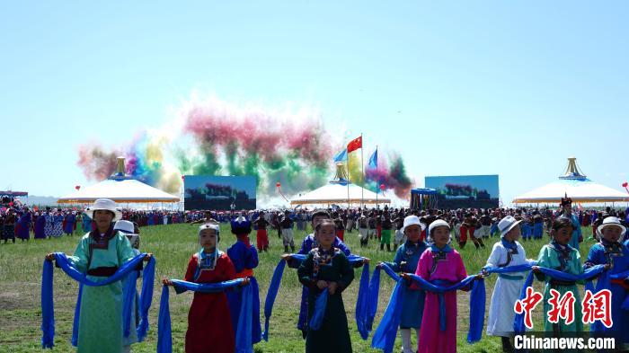 圖為開幕式上的牧民小朋友。　奧藍(lán) 攝