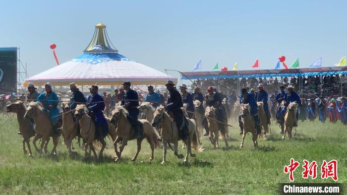 圖為牧民們?cè)陂_幕式上展示精湛騎術(shù)?！W藍(lán) 攝