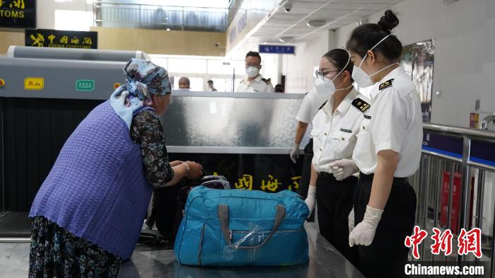 游客正有序通過海關查驗。　李森 攝