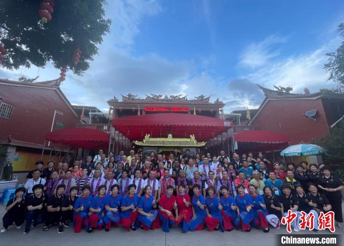 兩岸媽祖信眾合影留念。　龍文區(qū)委臺港澳辦供圖