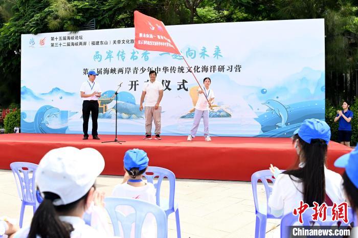 研習(xí)營授旗儀式。　張金川 攝