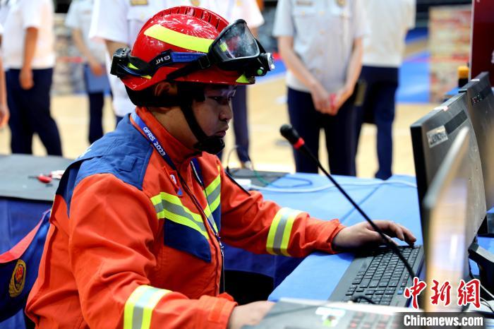 圖為競賽現(xiàn)場，參賽選手正在進(jìn)行現(xiàn)場通信保障科目競賽?！⊙Φ?攝
