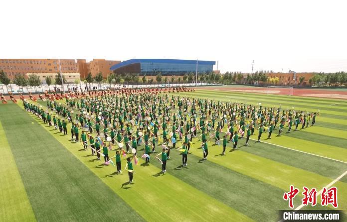圖為千名學生齊跳太平鼓舞。　朱麗杰 攝
