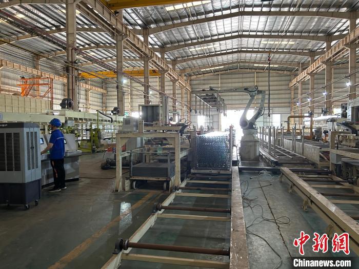 圖為江西撫州安通新材科技有限公司內(nèi)，智能擠壓生產(chǎn)線正在生產(chǎn)光伏組件鋁制品?！≈飕?攝