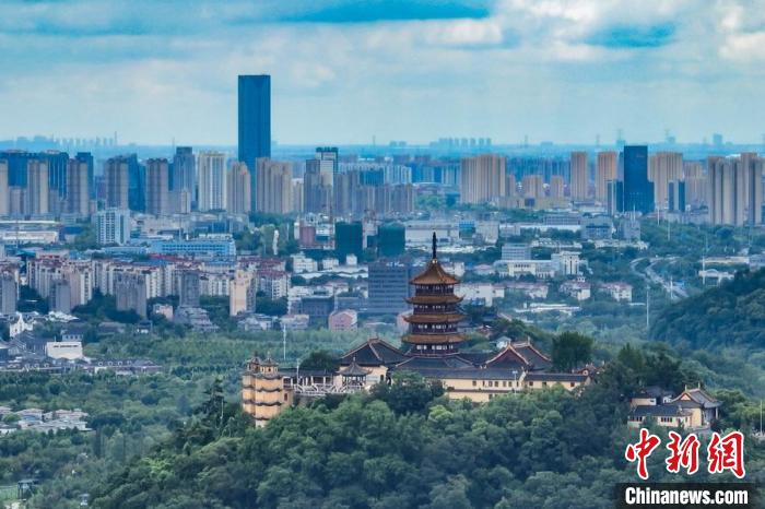 航拍南通崇川區(qū)，古今建筑相互映襯?！°蟛?攝