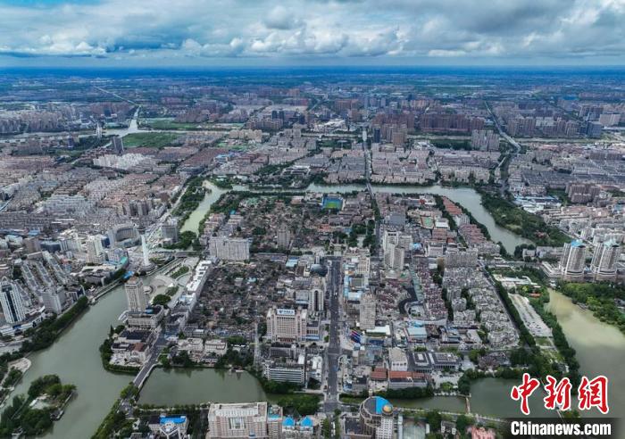 濠河猶如一條翡翠項鏈，環(huán)城三十里，清波蕩漾?！°蟛?攝