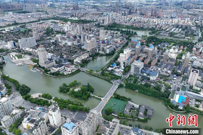 濠河已經(jīng)成為游客和市民感受南通歷史文化的最美窗口，成為融入崇川老百姓日常生活、人人共享的城市大公園?！°蟛?攝