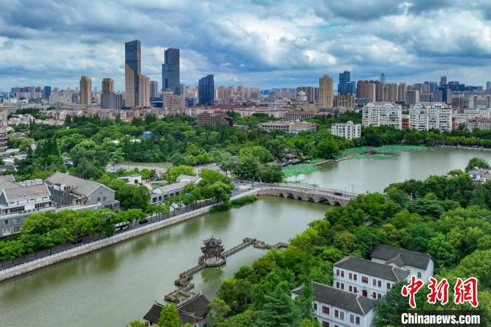 崇川區(qū)擁有獨特的江海文化特質(zhì)，是著名的教育之鄉(xiāng)、體育強區(qū)、文博之城。　泱波 攝
