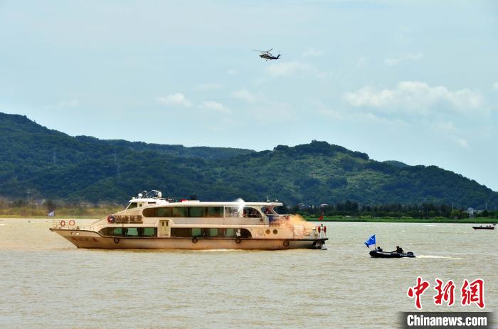 圖為各海上救援力量抵達演練現(xiàn)場。　張斌 攝