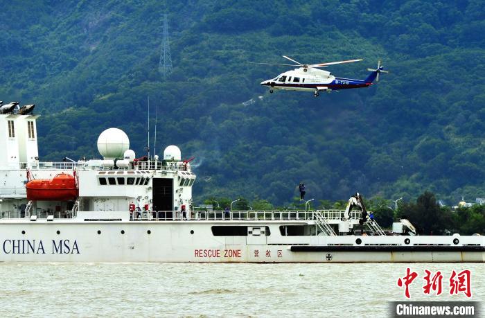 圖為7月18日，演練現(xiàn)場救助直升機將“落水”人員轉(zhuǎn)移就醫(yī)?！埍?攝