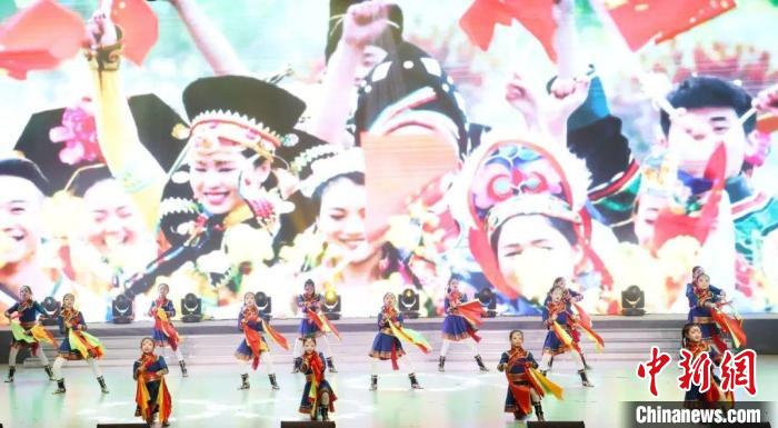 少數(shù)民族代表表演舞蹈《白馬》?！〕缑鲄^(qū)委統(tǒng)戰(zhàn)部供圖