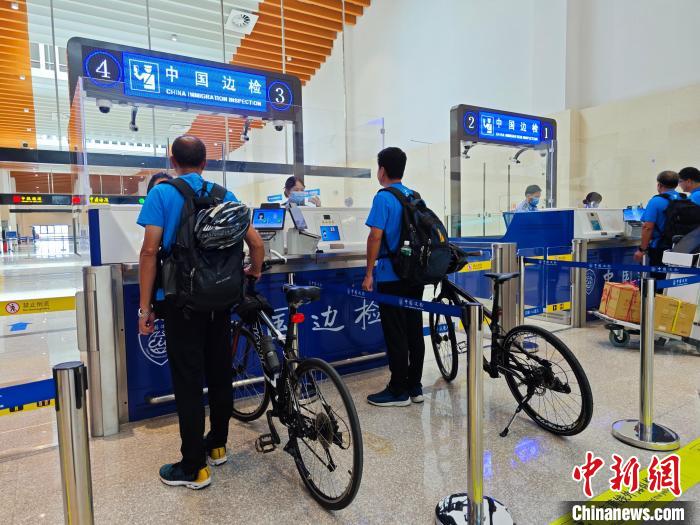 馬祖體育代表團(tuán)隊(duì)員推著自行車辦理通關(guān)手續(xù)。　陳煌 攝