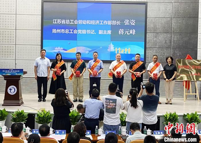 活動現(xiàn)場向6位“揚州大工匠”頒發(fā)“揚州市五一勞動獎?wù)隆奔白C書?！〈藜衙?攝