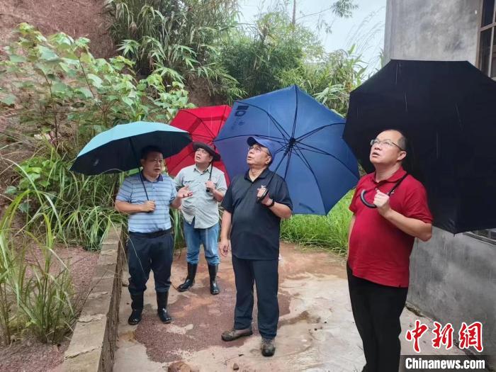 自然資源部駐廣西專(zhuān)家雷明堂和防城港市自然資源局工作組在防城區(qū)檢查指導(dǎo)?！V西自然資源廳 供圖