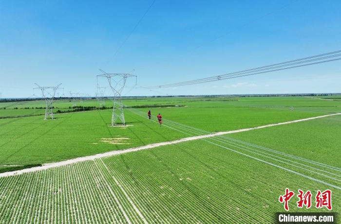 鳳凰—烏蘇Ⅱ回750千伏輸電線路?！●R元 攝