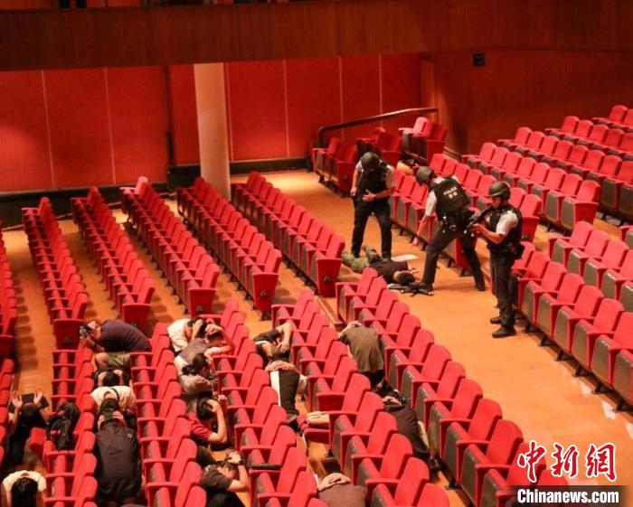 香港警方舉行代號“紫焰”反恐演習?！∠愀厶貐^(qū)政府新聞處圖片 攝