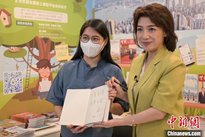 朱可為讀者在新書《可看香港》上簽名?！￡愑乐Z 攝