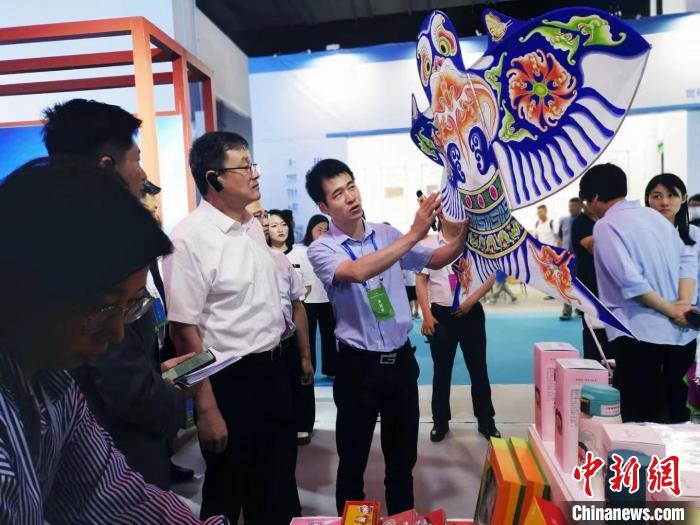 “曹氏風(fēng)箏”傳承人內(nèi)蒙古行：以草原為舞臺(tái)，向世界講述中華文化