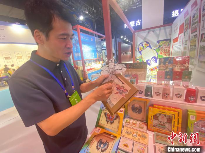 圖為繆伯剛為記者介紹“曹氏風(fēng)箏”文創(chuàng)產(chǎn)品?！埇| 攝