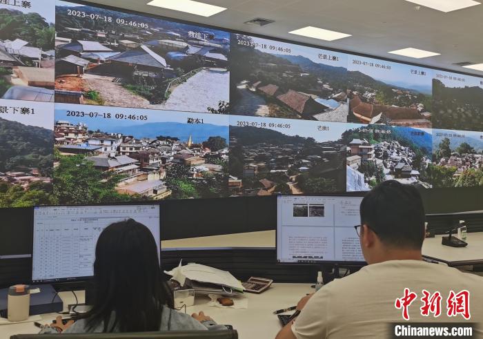 圖為普洱景邁山古茶林保護(hù)管理局工作人員通過監(jiān)測(cè)設(shè)備查看轄區(qū)內(nèi)傳統(tǒng)村落情況?！↑S興鴻 攝