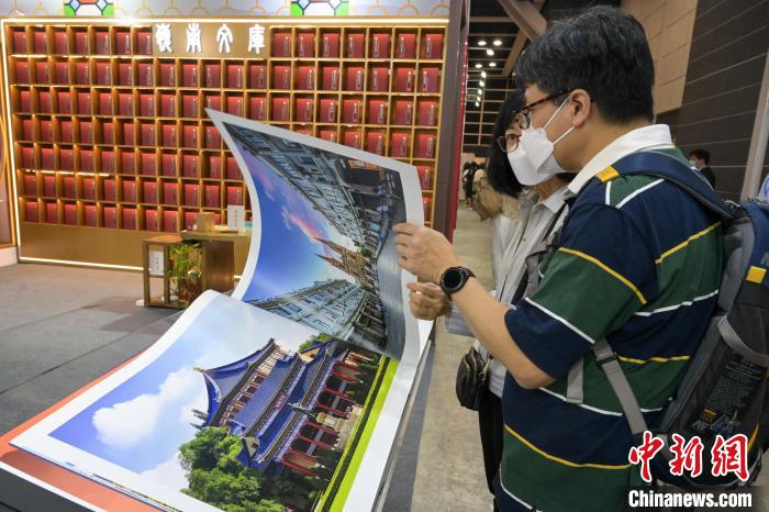 市民觀賞畫冊。　陳永諾 攝