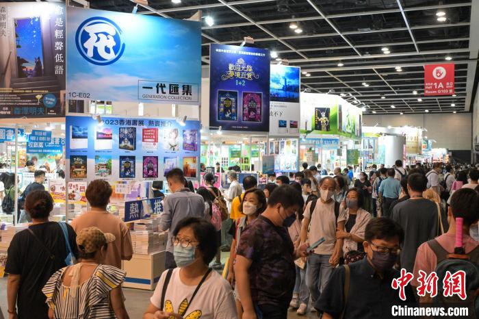 眾多市民到書展選購書籍?！￡愑乐Z 攝